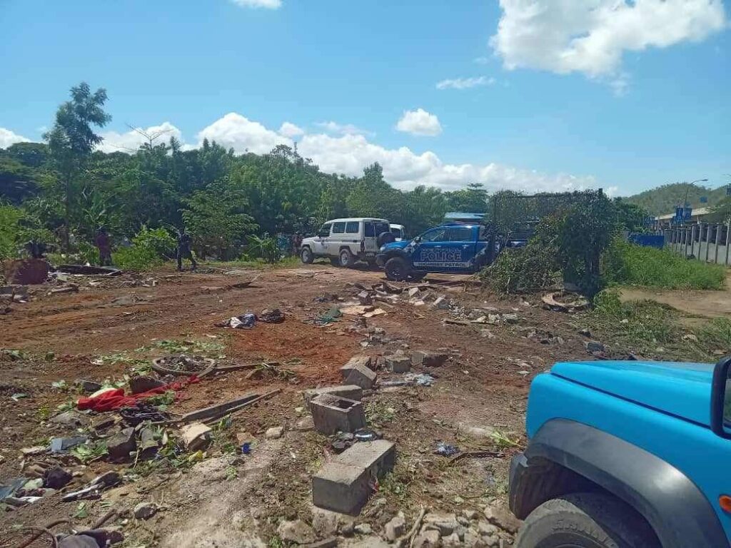 POLICE REMOVE ILLEGAL SETTLERS ON COMPANY PROPERTY : PNG Haus Bung